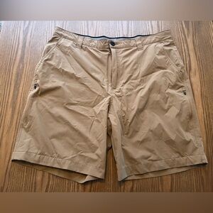 Orvis Men's Cargo Shorts in Tan size 38
